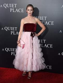 Emily Blunt feet photo thumbnail