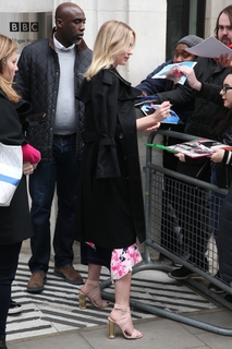 Emily Blunt feet photo thumbnail