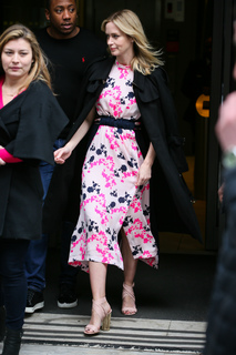 Emily Blunt feet photo thumbnail