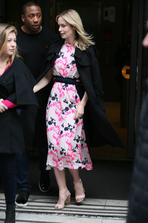 Emily Blunt feet photo thumbnail