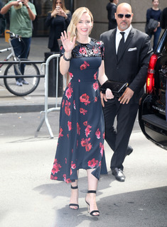 Emily Blunt feet photo thumbnail