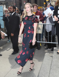 Emily Blunt feet photo thumbnail