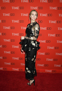 Emily Blunt feet photo thumbnail