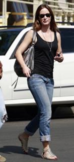 Emily Blunt feet photo thumbnail