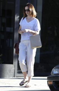 Emily Blunt feet photo thumbnail