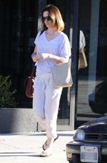 Emily Blunt feet photo thumbnail