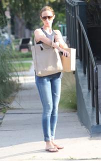 Emily Blunt feet photo thumbnail