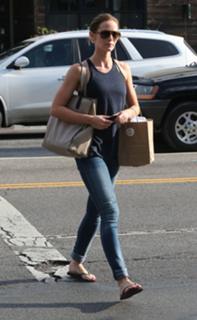 Emily Blunt feet photo thumbnail