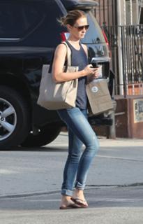 Emily Blunt feet photo thumbnail