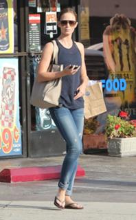 Emily Blunt feet photo thumbnail