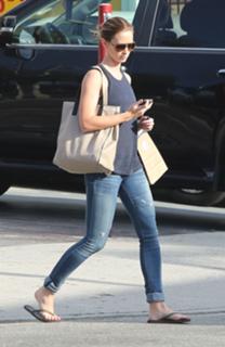 Emily Blunt feet photo thumbnail