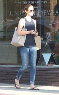 Emily Blunt feet photo thumbnail