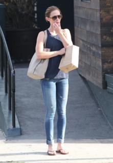 Emily Blunt feet photo thumbnail