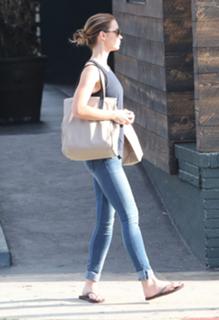 Emily Blunt feet photo thumbnail