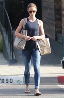 Emily Blunt feet photo thumbnail