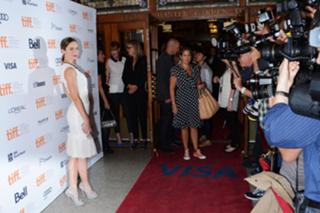 Emily Blunt feet photo thumbnail