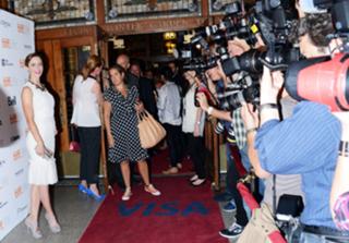 Emily Blunt feet photo thumbnail