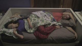 Emily Blunt feet photo thumbnail