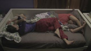 Emily Blunt feet photo thumbnail