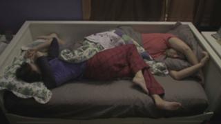 Emily Blunt feet photo thumbnail