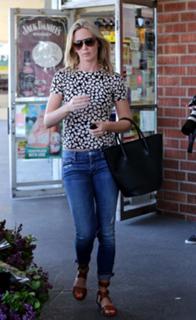 Emily Blunt feet photo thumbnail