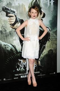Emily Browning feet photo thumbnail