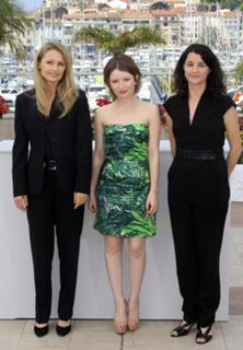 Emily Browning feet photo thumbnail