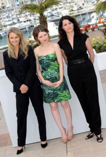 Emily Browning feet photo thumbnail