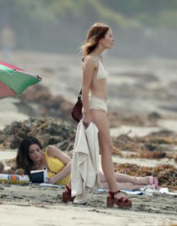 Emily Browning feet photo thumbnail
