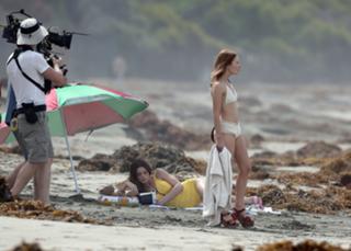 Emily Browning feet photo thumbnail