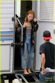 Emily Browning feet photo thumbnail