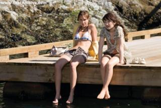 Emily Browning feet photo thumbnail
