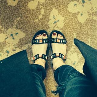 Emily Browning feet photo thumbnail