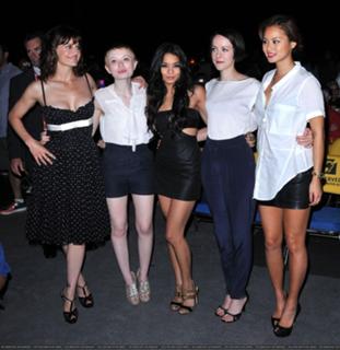Emily Browning feet photo thumbnail
