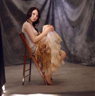 Emily Browning feet photo thumbnail