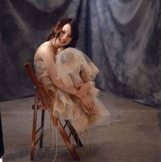 Emily Browning feet photo thumbnail