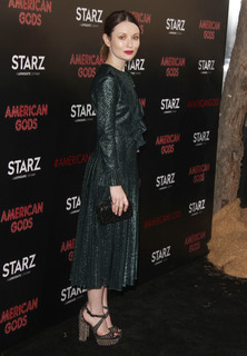 Emily Browning feet photo thumbnail
