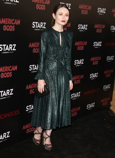 Emily Browning feet photo thumbnail