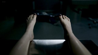 Emily Browning feet photo thumbnail
