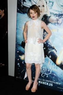 Emily Browning feet photo thumbnail