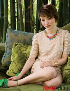 Emily Browning feet photo thumbnail
