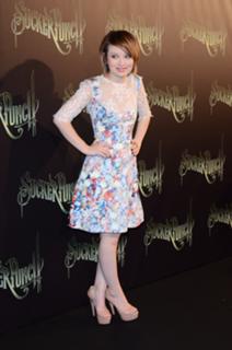 Emily Browning feet photo thumbnail