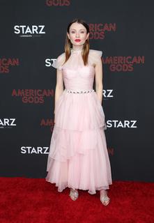 Emily Browning feet photo thumbnail