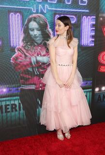 Emily Browning feet photo thumbnail
