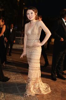 Emily Browning feet photo thumbnail