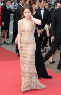 Emily Browning feet photo thumbnail