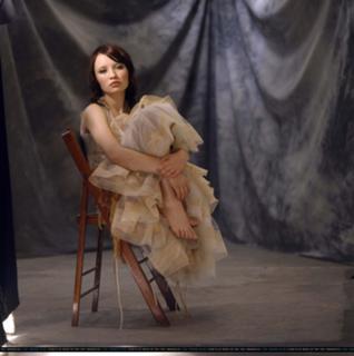 Emily Browning feet photo thumbnail