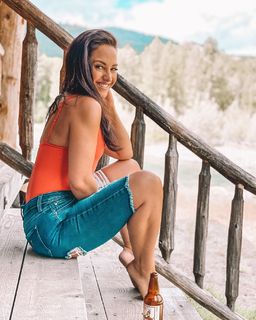 Emily Compagno feet photo thumbnail