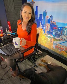 Emily Compagno feet photo thumbnail