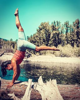 Emily Compagno feet photo thumbnail